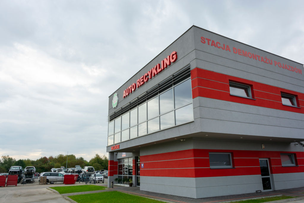 Budynek Bennsam w Przemyślu – wejście od frontu widoczne z boku