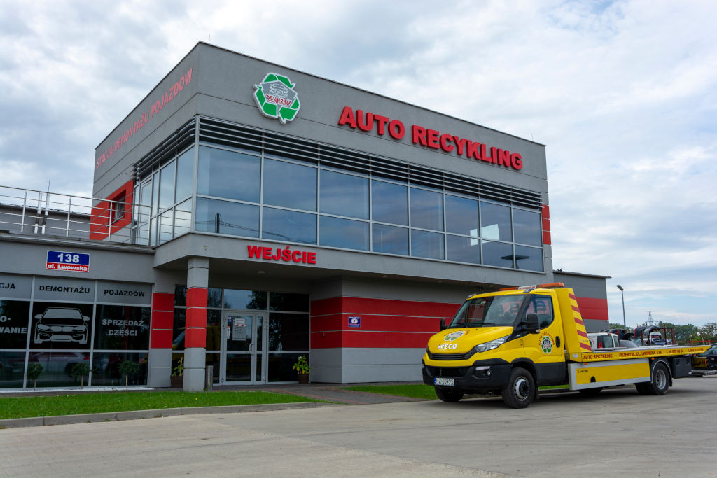 Wejście do Bennsam Przemyśl – front budynku i żółta laweta firmowa