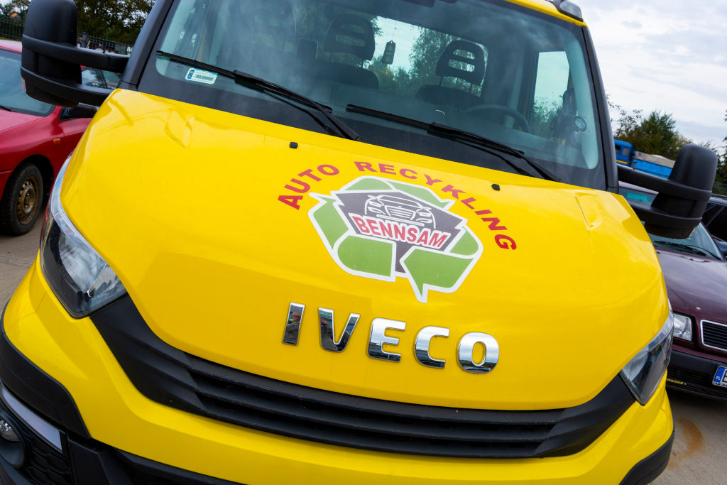 Laweta z logiem Bennsam na masce