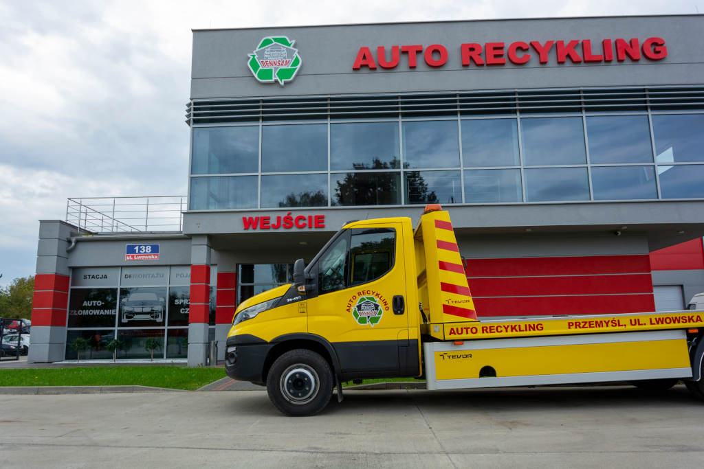 Laweta firmy Bennsam przed frontem budynku – stacja demontażu pojazdów Przemyśl